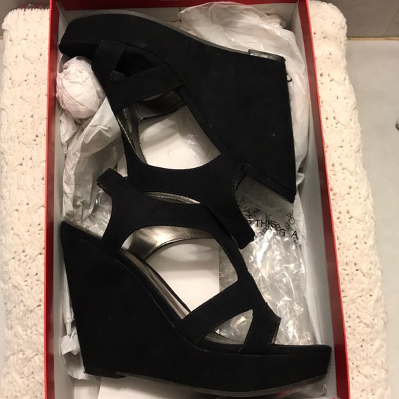 Carlos Santana Black Wedges - Picture 5 of 7